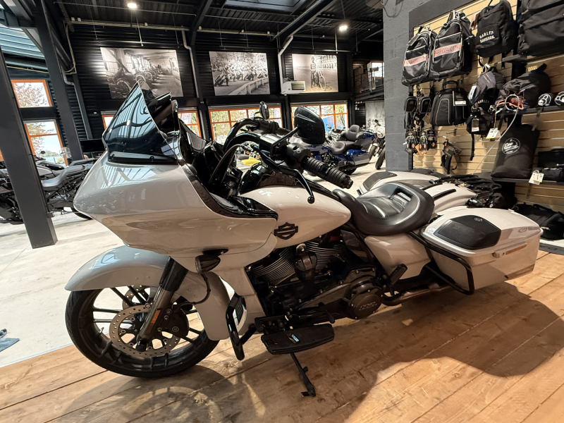 HARLEY DAVIDSON TOURING ROAD GLIDE 1923 CVO 