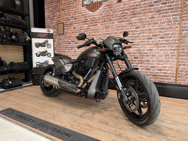 HARLEY DAVIDSON SOFTAIL FXDR 1868 
