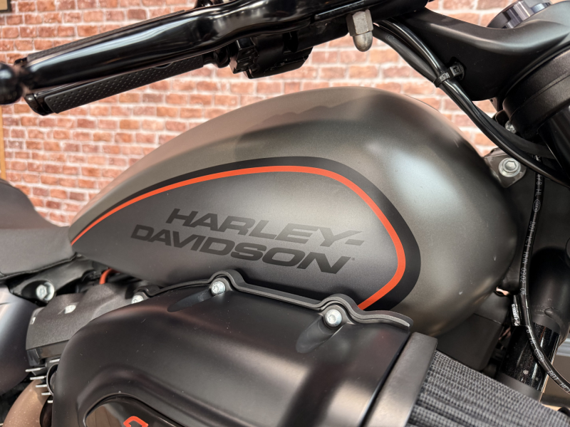 HARLEY DAVIDSON SOFTAIL FXDR 1868 