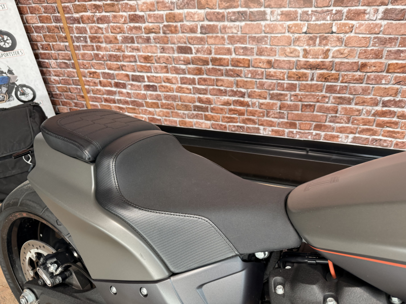 HARLEY DAVIDSON SOFTAIL FXDR 1868 