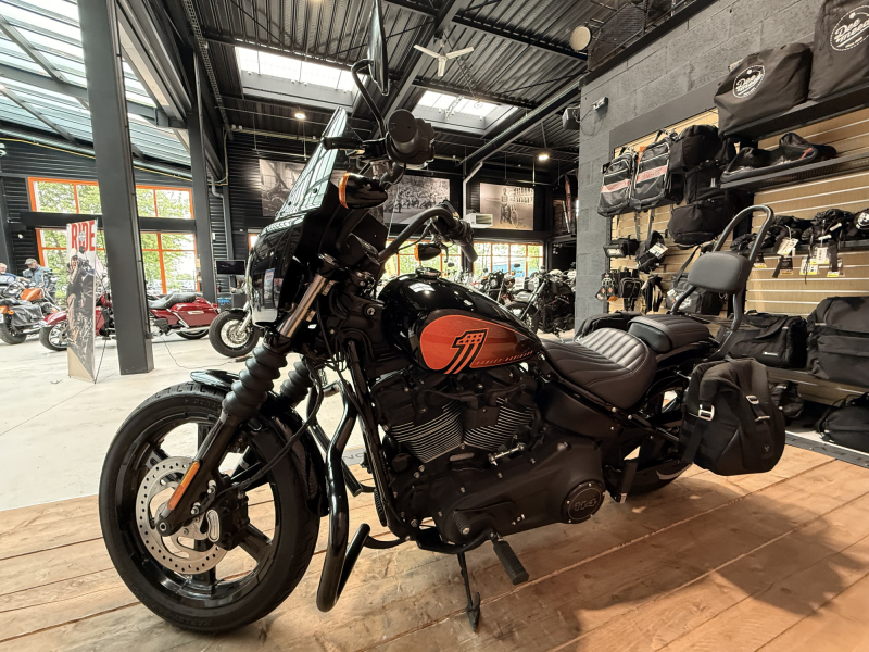 HARLEY DAVIDSON SOFTAIL STREET BOB 1868 