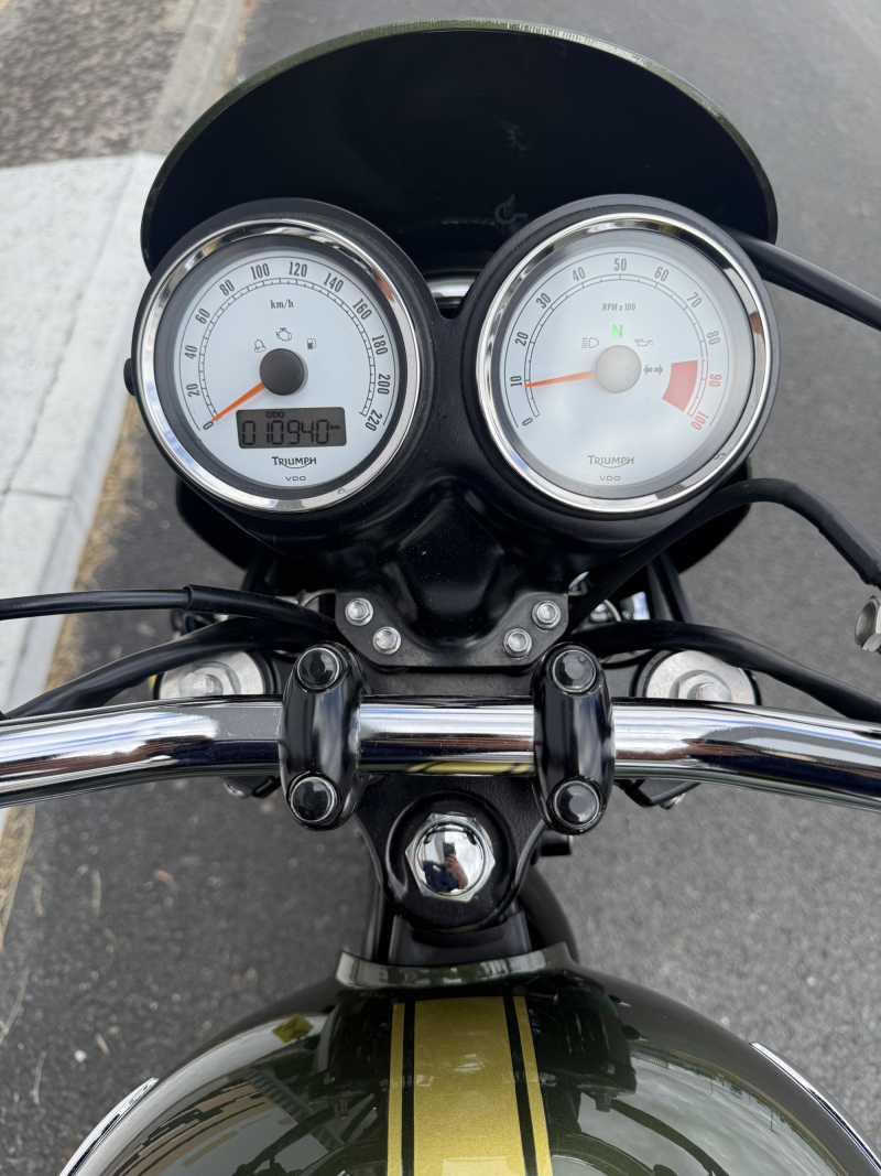 TRIUMPH THRUXTON 900 